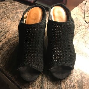 Black wedge open toed shoes